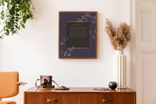 Vista 2 de Maybie & Co. Arte de Ketubah floral morado y dorado enmarcado personalizado Contrato de amor de arte judío Contrato de matrimonio interreligioso