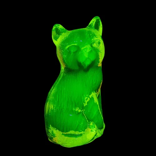 Vista 33 de Vajilla de vidrio de Urаnium (brilla bajo los rayos UV) - Estatuilla - Oso pequeño con lado plano, República Checa - Brillante