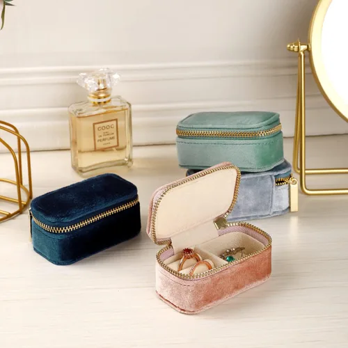 Vista 5 de TAIMY Mini estuche de joyería de viaje, caja de joyería de viaje pequeña de terciopelo, caja organizadora de viaje portátil para anillos, aretes