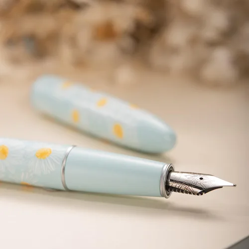 Vista 4 de HONG DIAN C3 Pluma Estilográfica, Plumín de Iridio Extra Fino Suave con Tallado de Nudo Chino, Diseño de Pintura Azul Claro y Margarita Pequeña
