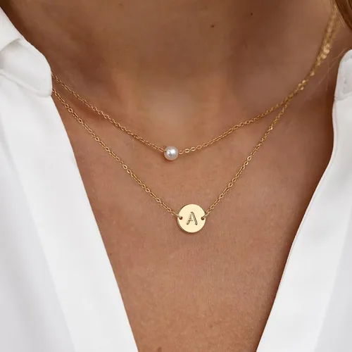 Vista 4 de Yoosteel Collares de perlas con inicial en capas para mujer, moderno, delicado collar de perlas chapado en oro de 16 quilates para mujer, collar