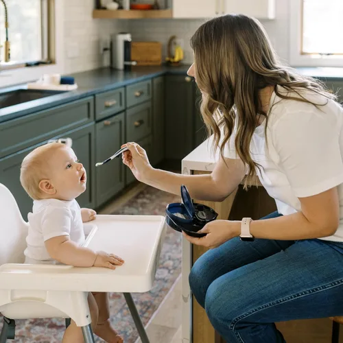Vista 15 de Dr. Brown's Juego de iniciación de alimentación para niños pequeños, paquete de viaje con taza de entrenamiento sin boquilla Cheers360 con asas