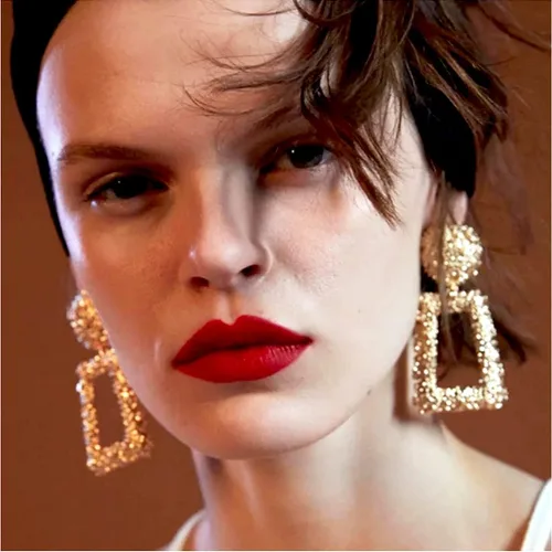 Vista 2 de Aretes geométricos con rectángulo colgante de oro, aretes modernos llamativos para mujer, colección KELMAL