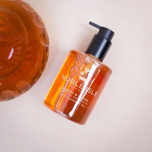 Vista 5 de Noble Isle Whisky & Water Gel de baño y ducha Gel de baño de lujo para hombre con aceites de fragancia británica fina, gel de baño vegano y sin