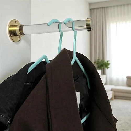 Vista 2 de Gancho para ropa montado en la pared, acabado de latón pulido, barra de Lucite resistente con soportes dorados, organizador de armario para abrigos