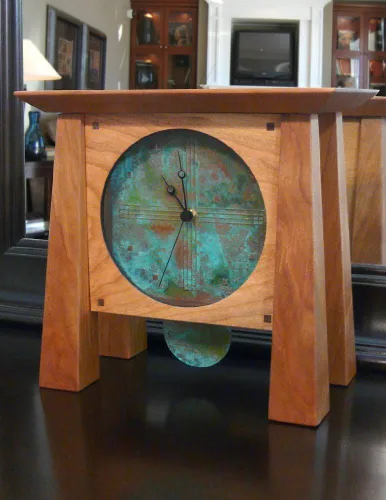 Vista 4 de Prairie Style - Reloj de repisa/estante con cara de cobre y péndulo, madera de cerezo americano hecho a mano, 12 pulgadas