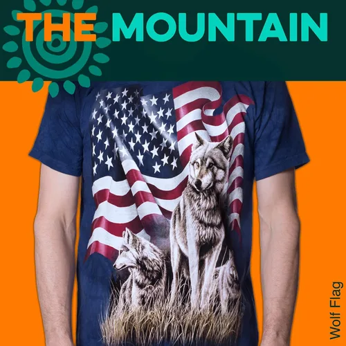 Vista 2 de The Mountain Camiseta unisex con la bandera del lobo Premium, teñida a mano Camiseta patriótica de Estados Unidos