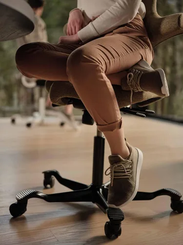Vista 7 de HAG Capisco Silla de escritorio estándar ajustable, marco negro, asiento negro de vinilo ónix