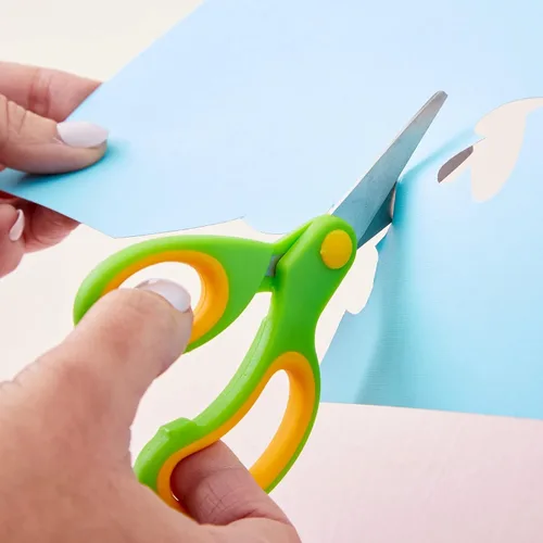 Vista 2 de Juvale Suministros escolares para niños, tijeras de punta roma, suministros escolares a granel para manualidades y actividades, tijeras de aula a