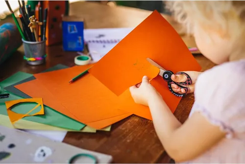 Vista 6 de Fiskars 1004612 Tijeras de animales para niños con motivo de mariquita, a partir de 4 años, longitud: 5.1 in, para diestros e izquierdos, hoja