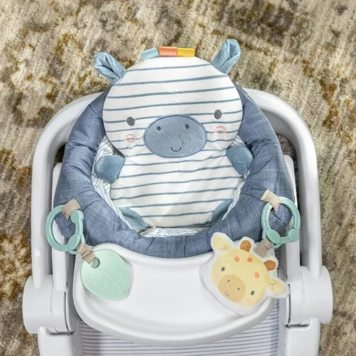 Vista 10 de Ingenuity Prop Spot Asiento de Piso para Aprender a Sentarse para Bebé, Bandeja Removible, 2 Juguetes Enlazables, Estera para Tiempo de Barriga Casi