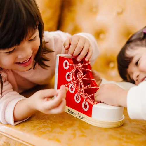 Vista 7 de Zapatillas de madera con cordones de lujo Melissa & Doug, Estándar, talla única , Rojo