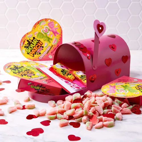 Vista 7 de SOUR PATCH KIDS Caramelos suaves y masticables de sandía para el día de San Valentín, caja en forma de corazón de 6 - 3.4 onzas