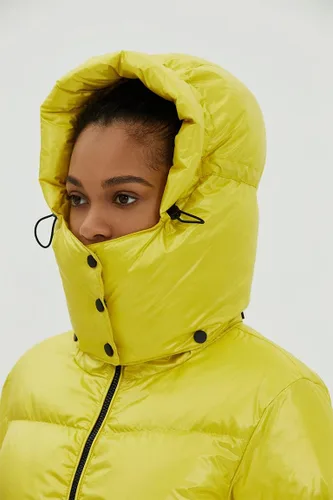Vista 2 de Fitouch Keyli Chaqueta acolchada de plumón con capucha para mujer, recortada, más de 700 potencia de relleno