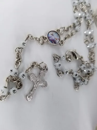 Vista 2 de YRP Rosario blanco de 12 bautizos en frascos de vidrio con cuentas Rosario Recuerdos de Bautizo Crucifijo católico de plata collar de fiesta bautismo