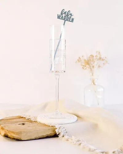 Vista 3 de The Cotton & Canvas Co. Agitador personalizado con nombre de bebé, bonitos palos de cóctel para fiesta, palitos de Swizzle personalizados, recuerdos