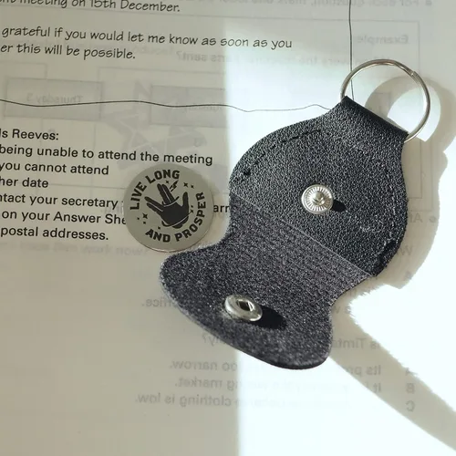 Vista 7 de Llavero clásico de película con diseño de estrella para llaves de automóvil, acero inoxidable, regalos inspiradores para fans y amigos, Ficha
