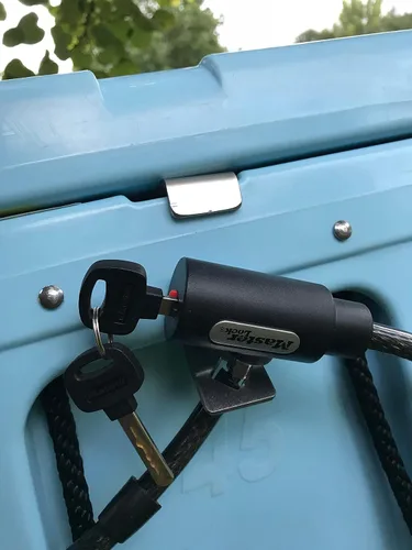 Vista 7 de Soportes universales de bloqueo para enfriador: diseñados para adaptarse a la ranura de amarre de cofres de hielo rotomoldeados medianos a grandes