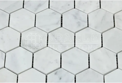 Vista 2 de Teja mosaico hexagonal de mármol de Carrara italiano blanca (Bianco Carrara), pulida