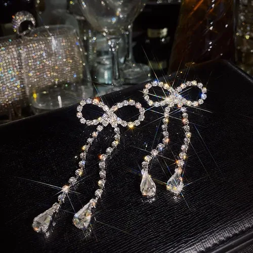 Vista 4 de Pendientes de diamantes de imitación hipoalergénicos para mujer, aretes colgantes de lazo de cristal de moda