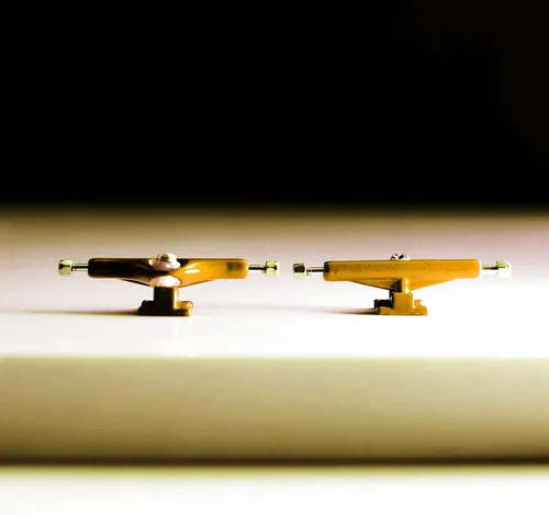 Vista 5 de NOAHWOOD Fingerboards Parts Professional Prince III - Camiones abatibles (1.34 pulgadas) + tuercas de autobloqueo actualizadas (blanco plateado)