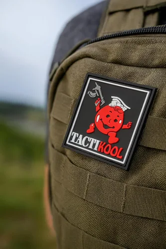 Vista 8 de Tactikool Juice Punch Man - Parodia táctica PVC Moral Patch PVC flexible suave 2.4 x 2.4 pulgadas Parte trasera de Diseño de parodia táctica