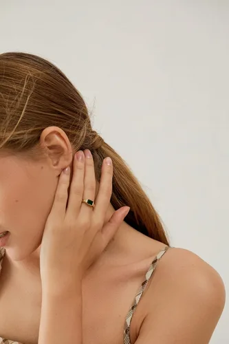 Vista 3 de Anillos de oro con esmeralda, anillos de oro para mujer, delicados anillos verdes cortados con piedras preciosas de esmeralda, circonita cúbica