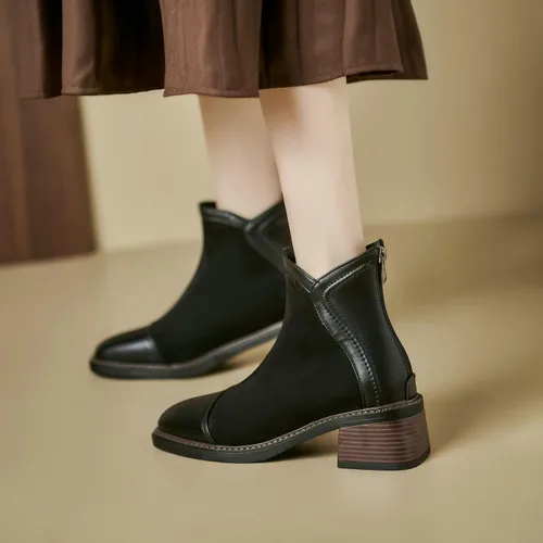 Vista 4 de UniqueStride Botas de tobillo vintage para mujer, punta cuadrada, tacón bajo, botas de moda de gamuza con tacón grueso