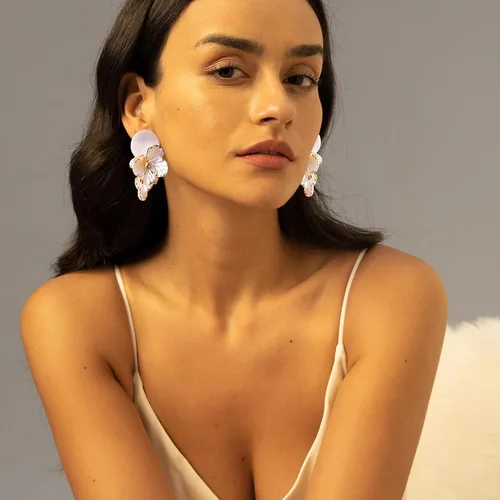 Vista 5 de Aretes de flores de cobre, aretes de aleación hechos a mano, diseño de pétalos bohemios, aretes colgantes para mujeres y niñas