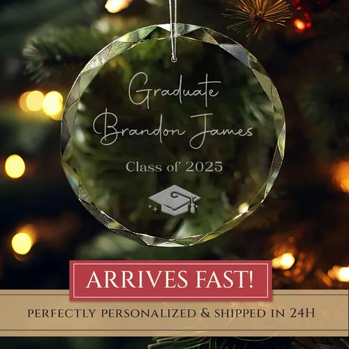 Vista 3 de Adorno de graduación personalizado de la clase de 2025 Rápido 24 horas, grabado con láser, adornos de Navidad para árbol Tapa de graduación