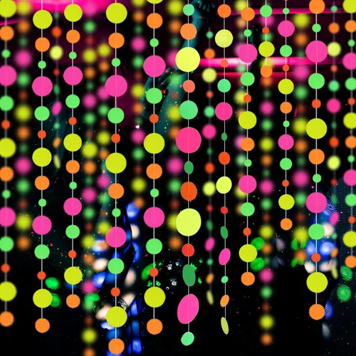 Vista 10 de Guirnalda de Papel Neón de 110 pies, Serpentinas Neón, Estrella Perforada, Decoraciones Neón de Luz Negra que Brillan para Fiestas, Reactivas a UV