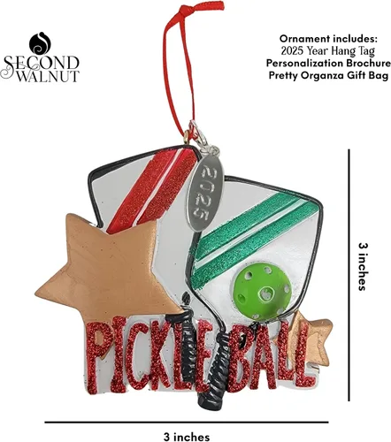 Vista 4 de Adorno de regalo de pickleball Pickle Baller - Regalos deportivos para hombres Paddleball - Etiqueta de fecha de año añadido en bolsa de regalo