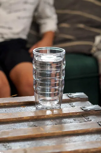 Vista 2 de Tervis Vaso aislado de doble pared transparente y colorido con tapa fabricado en Estados Unidos, taza de viaje mantiene las bebidas frías