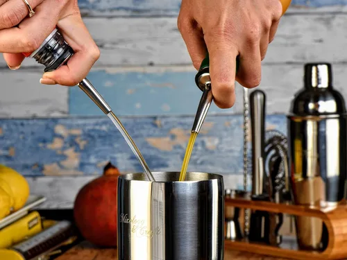 Vista 4 de Mixology Bartender Kit: Juego de 10 piezas de herramientas de bar con elegante soporte de bambú – Kit perfecto para el hogar y coctelera para una