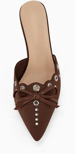 Vista 7 de Coutgo Zapatos de tacón de tacón puntiagudo con pajarita para mujer, con tachuelas, sin espalda, zapatos de tacón de aguja para vestir
