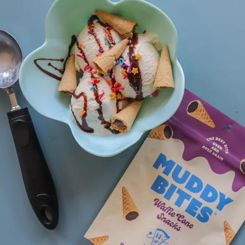 Vista 3 de Muddy Bites - Chocolate Oscuro - Bocados de Cono de Waffle Rellenos Tamaño Bocado para Aperitivo o Postre Hechos con Azúcar de Caña, Kosher