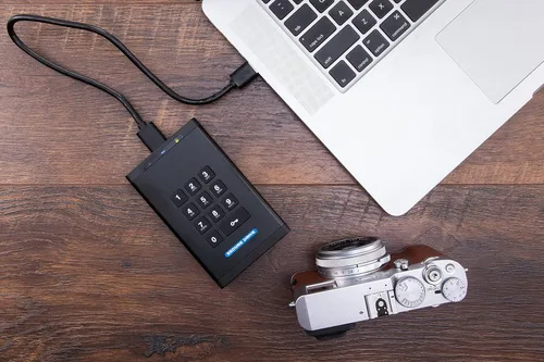 Vista 4 de SecureData SecureDrive KP 250GB SSD Hardware Encriptado USB 3.0 Unidad externa FIPS 140-2 Nivel 3 Desbloqueo a través del teclado compatible