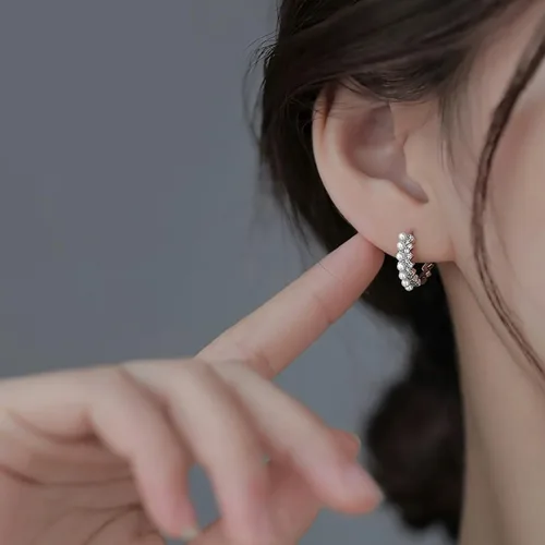 Vista 3 de SLUYNZ Aretes de aro de plata de ley con perlas de circonita cúbica para mujeres, adolescentes y niñas, aretes de aro de perlas de boda