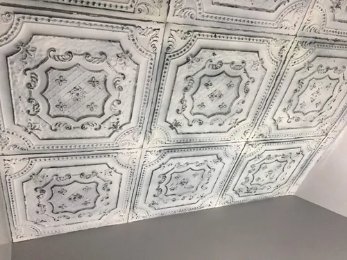 Vista 2 de De normal a hermoso en horas DCT04 Elizabethan Shield - Azulejos de PVC para techo de 2 x 2 pies (cubre 100 pies cuadrados), blanco negro antiguo