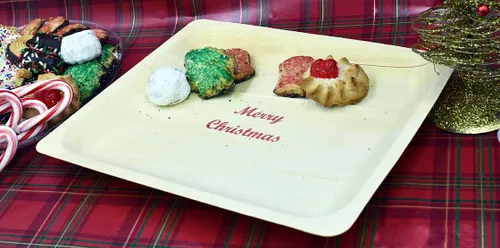 Vista 3 de Perfect Stix Plato de madera desechable de 10 pulgadas con estampado de Feliz Navidad, paquete de 25