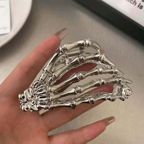Vista 2 de Pinzas de pelo de aleación de calavera – Divertidas pinzas punk, agarre fuerte para cabello grueso y fino, accesorios de metal plateado