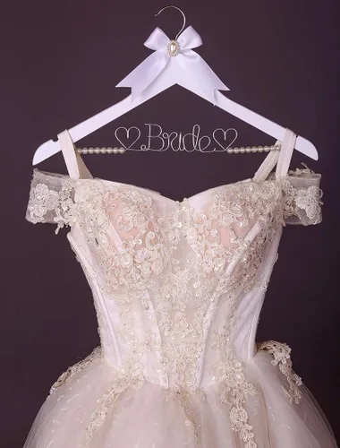 Vista 4 de Colgador de vestido de novia de madera maciza blanca con letras de alambre para novia, regalo de fiesta de boda