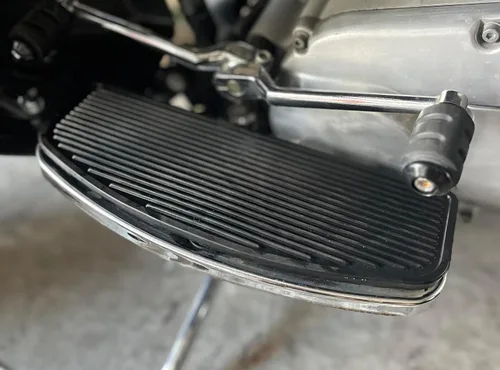 Vista 9 de Estribo delantero de goma para motocicleta con inserto para conductor/piloto, plataforma ancha para los pies, clavijas para los pies, pedales