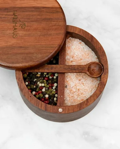 Vista 5 de Juego de cuencos de sal y pimienta de madera de acacia con tapa magnética giratoria y cuchara, organizador ecológico para encimera de cocina