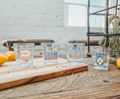 Vista 3 de Silver Buffalo Ted Lasso - Mini vasos de 10 onzas, juego de 4 vasos de whisky para bar en casa, cocina