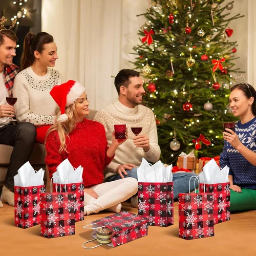 Vista 6 de Paquete de 32 bolsas de regalo de fiesta de copo de nieve de Navidad, bolsas de regalo a cuadros rojos y negros con tejido blanco, bolsa de papel