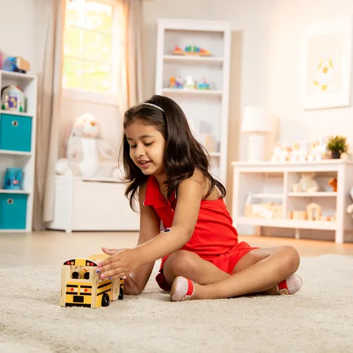 Vista 6 de Melissa & Doug Juego de madera para autobús escolar con 7 figuras de juego