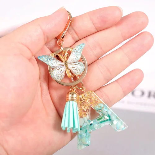 Vista 6 de MWOOT Llavero con letra inicial, alfabeto mayúscula, lámina dorada, dije de resina con dije de borla de mariposa, llavero verde de moda para mujeres
