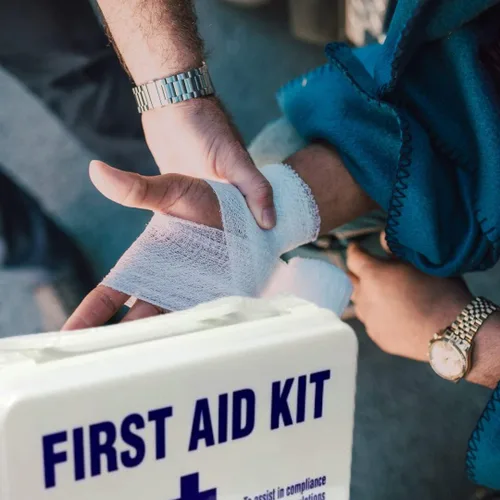 Vista 3 de Kit de emergencia de primeros auxilios Emergencias menores Cumple con ANSI Caja de plástico resistente a la intemperie GRAN TAMAÑO FAK-5