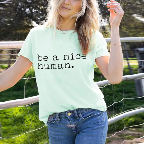 Vista 3 de Be a Nice Human - Camiseta de manga corta para mujer, diseño con texto en inglés "Be a nice human".